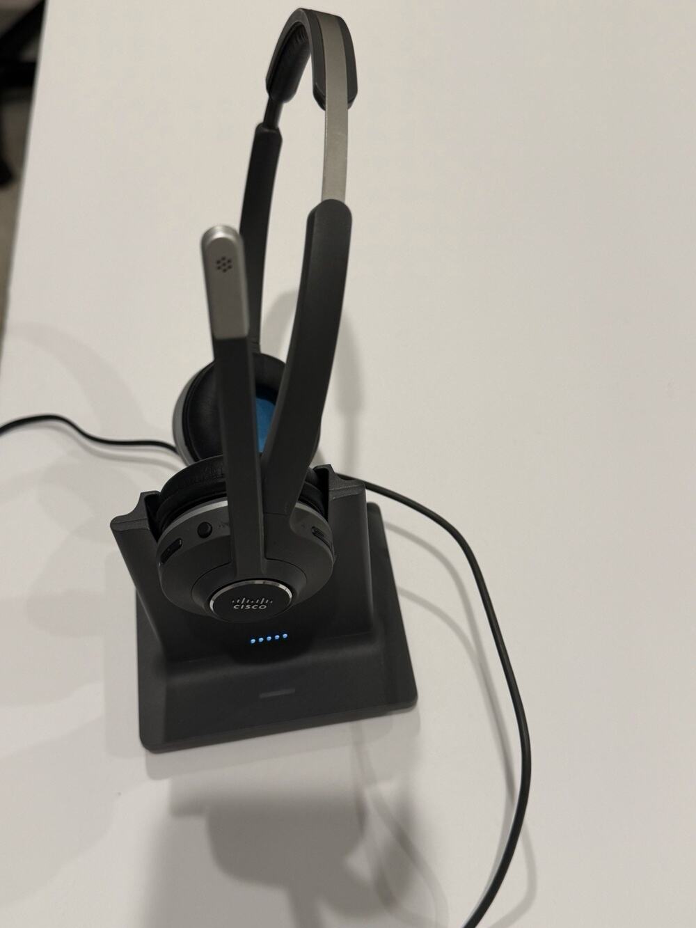 Cisco 562 Wireless Headset CP-HS-WL-562-S-US w/ Standard Base Charger